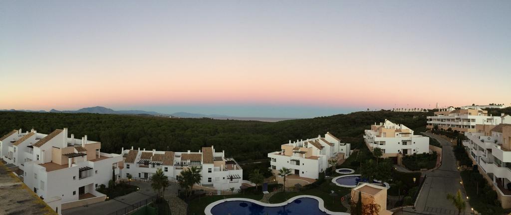 Appartement Las Terrazas De Alcaidesa Luaran gambar